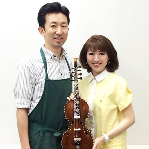 日本で初めて制作された「日本ハルダンゲルヴァイオリン」の製作者庄司昌仁氏と山瀬理桜。